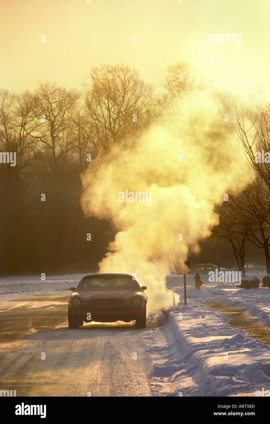 Auto in esecuzione sulle fredde la mattina presto con scarico del vapore in aumento in aria, Philadelphia, Pennsylvania PA USA Foto Stock