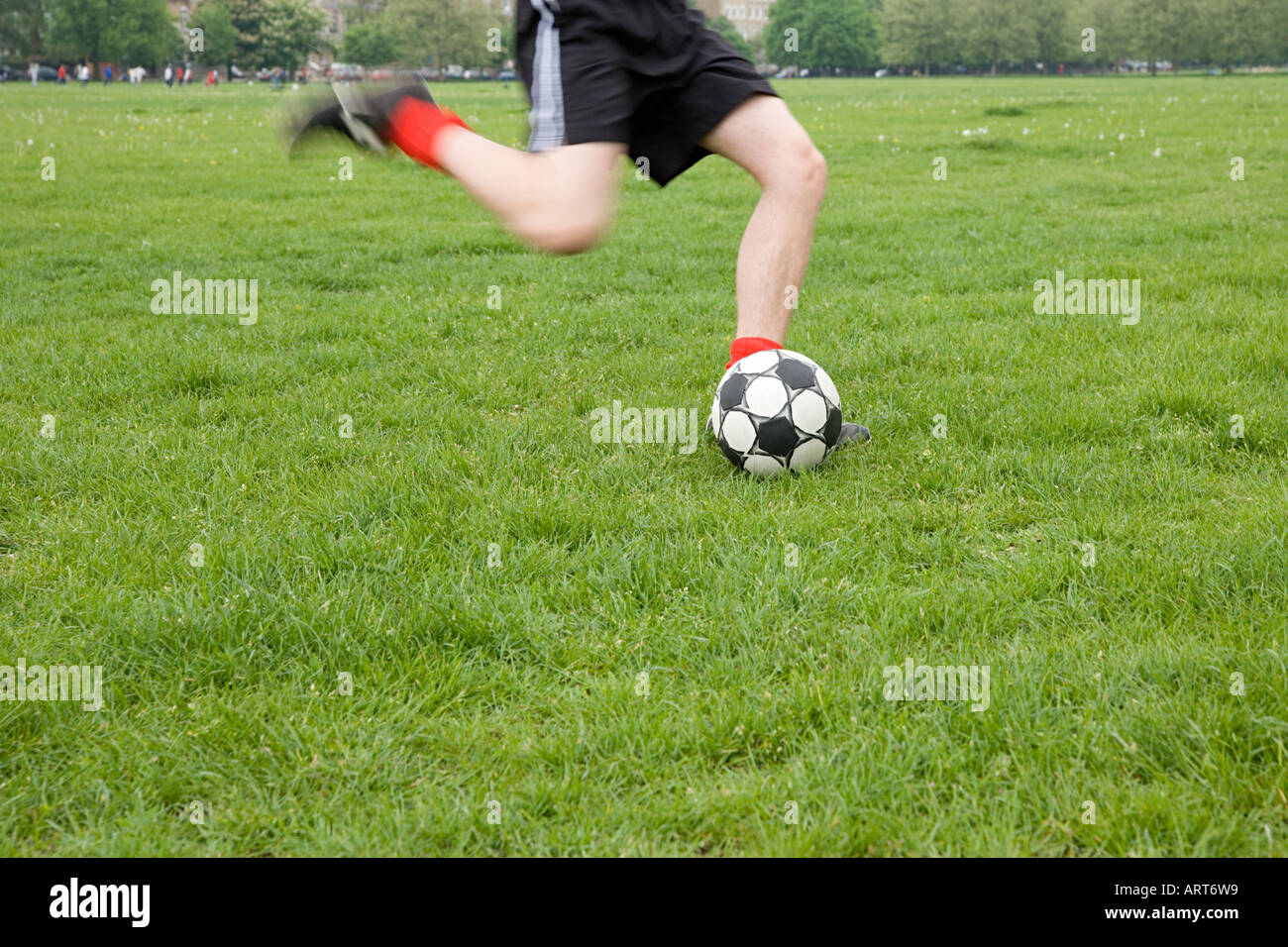 Il calciatore calci palla Foto Stock