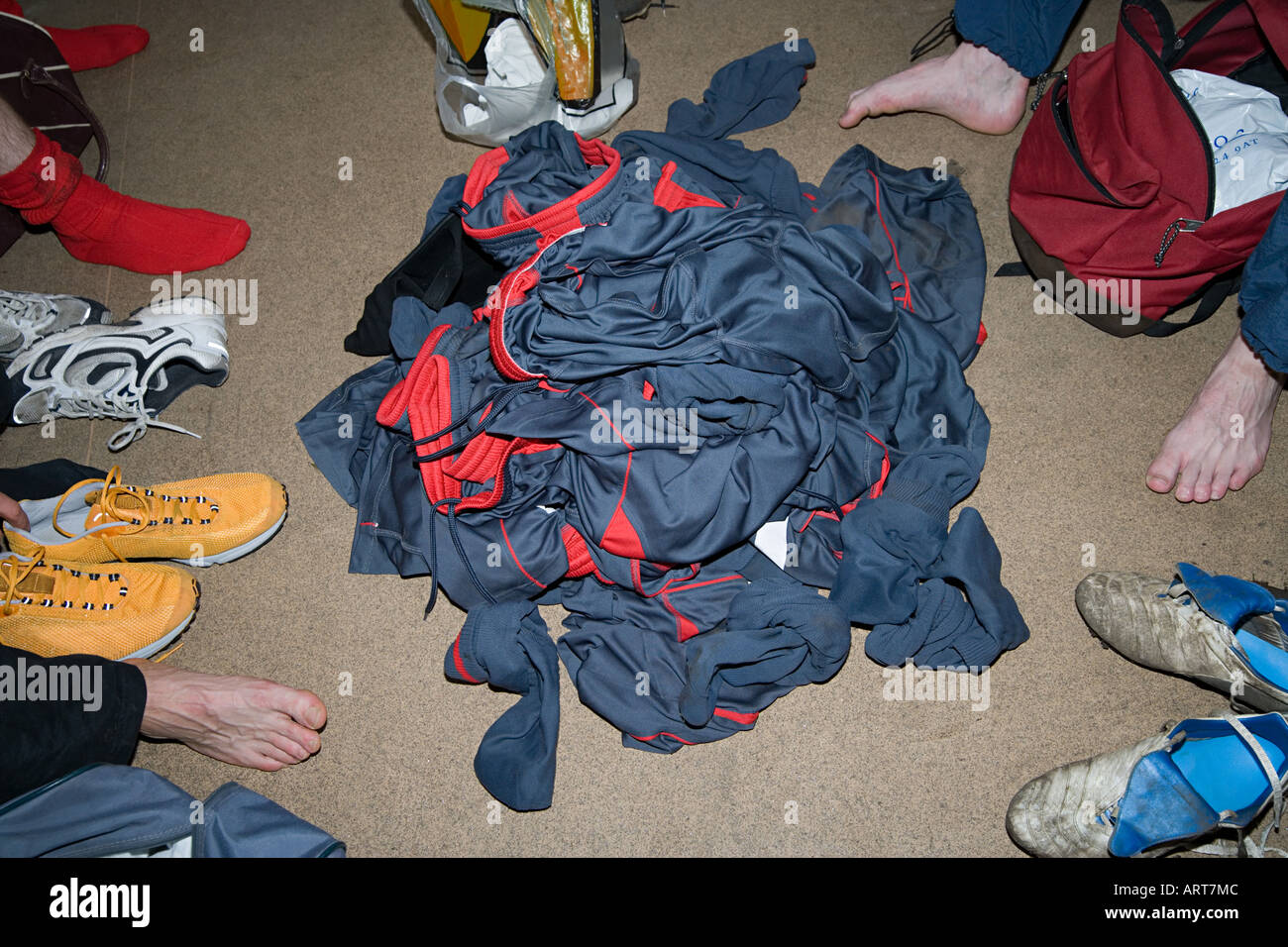 I calciatori e le loro divise in spogliatoio Foto Stock