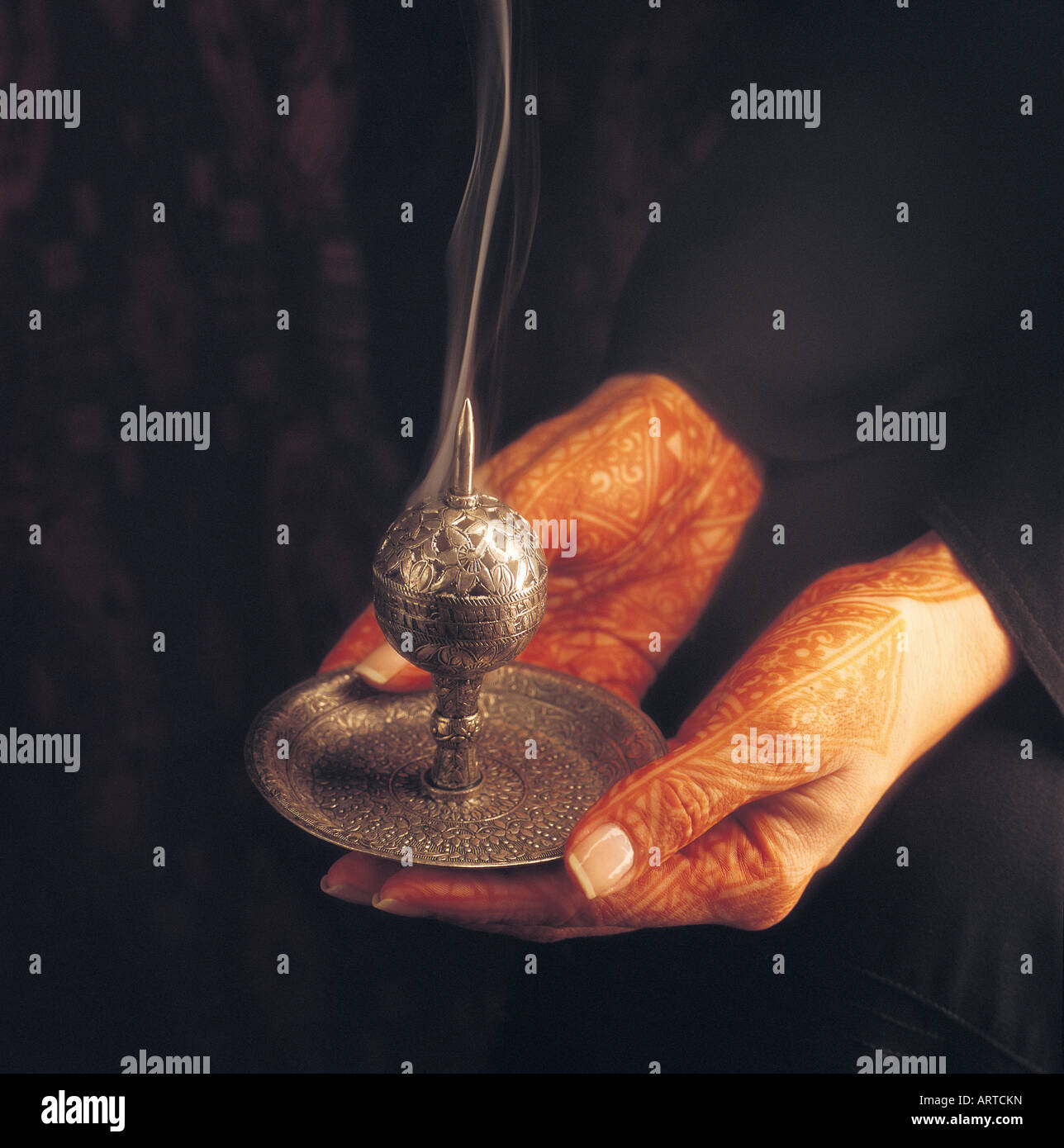 La donna araba di contenimento bruciatore di incenso Foto stock - Alamy