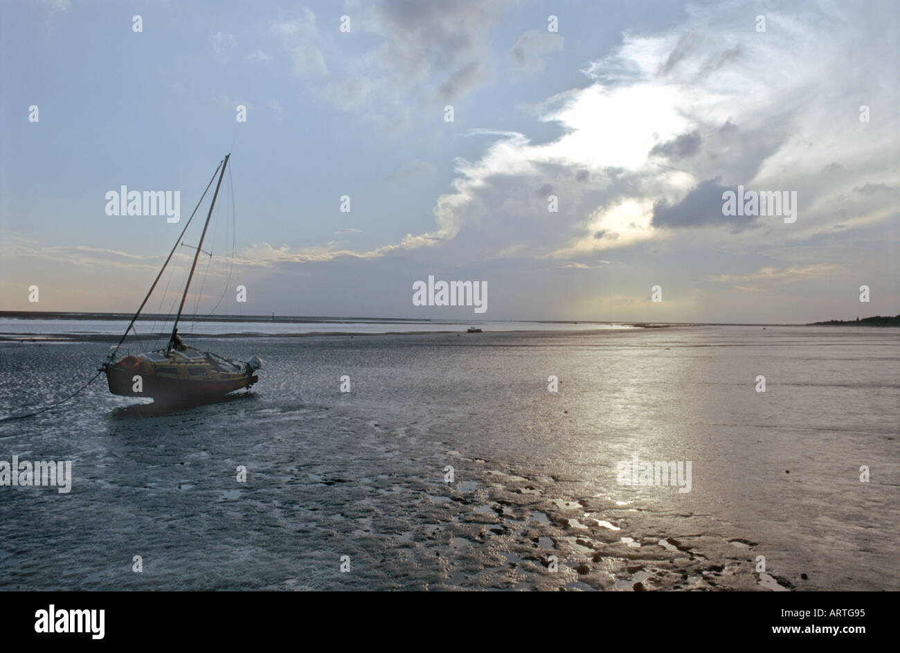 Barca a vela ha colpito le impronte di fango fiume Adur estuario Foto Stock