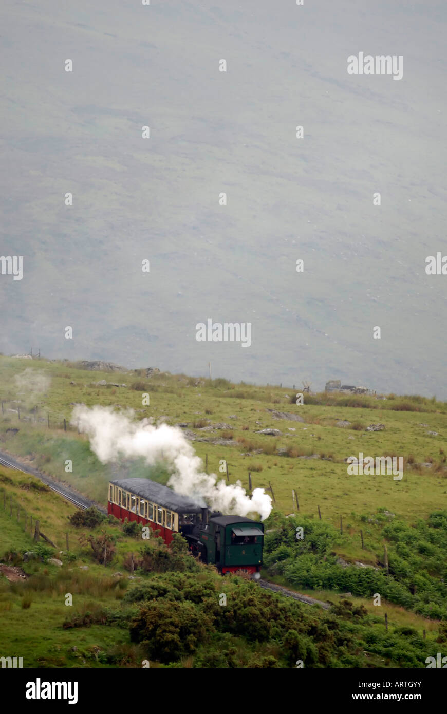 Snowdon Mountain railway. Il Regno Unito è solo rack e ferrovia pillion viaggia verso la cima di Mount Snowdon Foto Stock