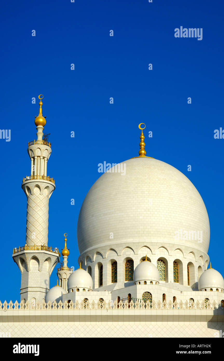 Cupola e minarett dello Sceicco Zayed Bin Sultan Al Nahyan mosque grande Moschea di Abu Dhabi Emirati Arabi Uniti Foto Stock