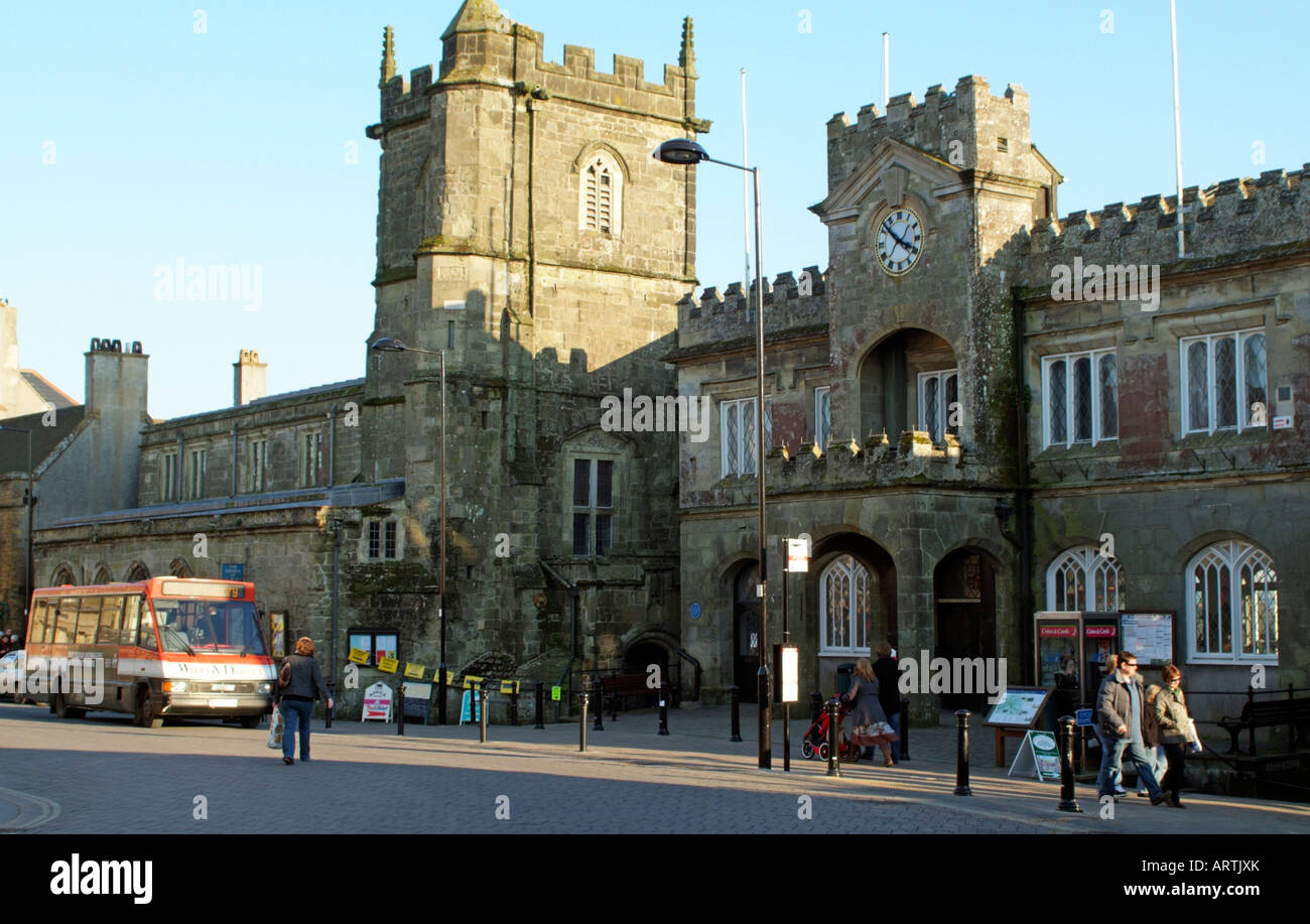 Il municipio e la chiesa di St Peters nel west country città mercato di Shaftesbury Dorset Inghilterra Foto Stock
