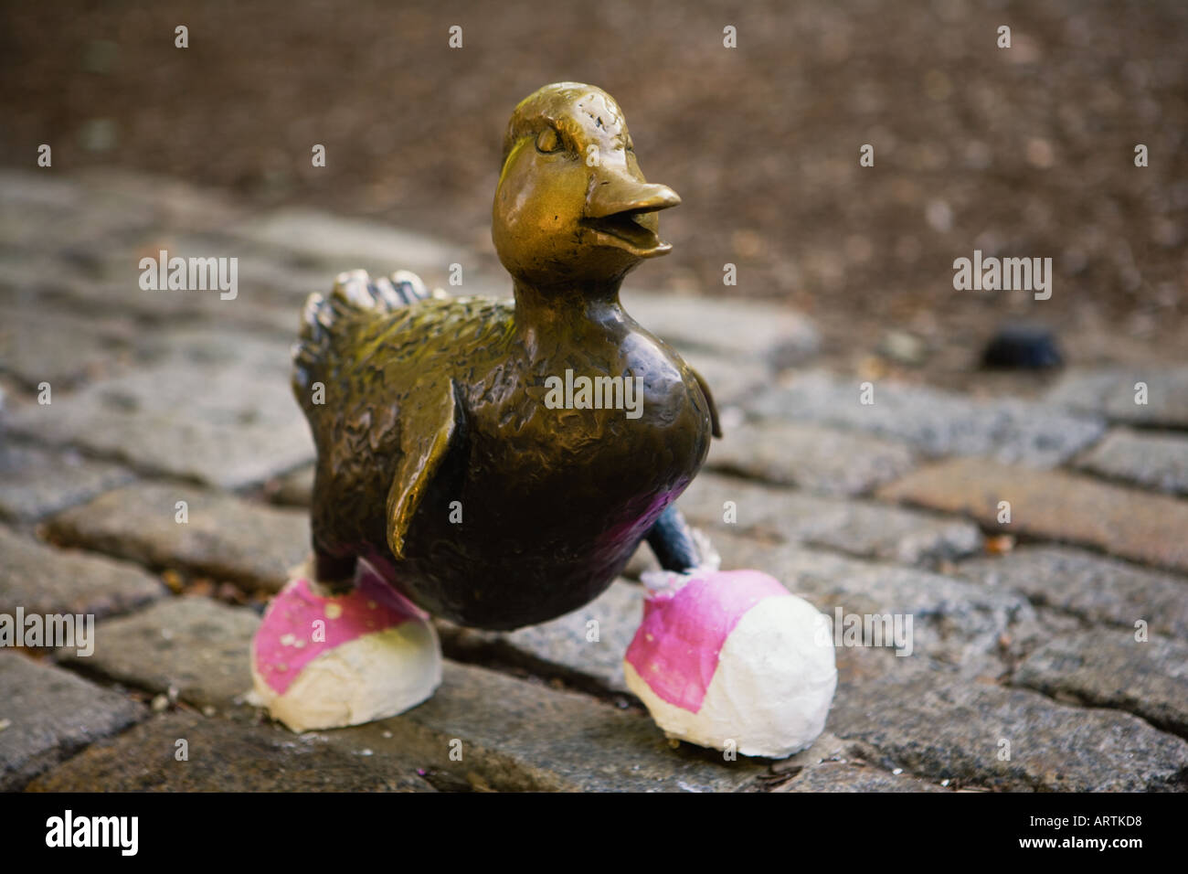 Fare il modo per le ochette statue indossando scarpe rosa in Boston Public Garden Boston Massacdhusetts Stati Uniti d'America Foto Stock