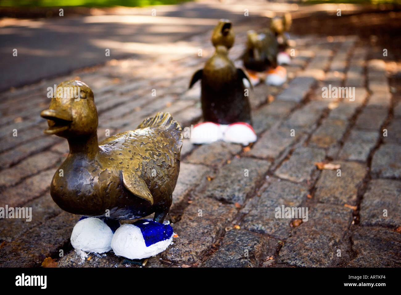 Fare il modo per le ochette statua indossando scarpe in Boston Public Garden Boston MA USA Foto Stock