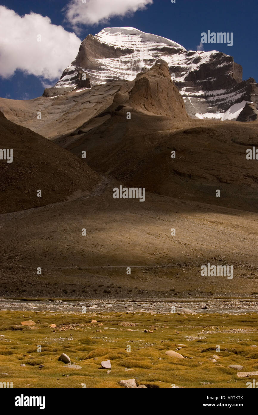Bandiere di preghiera che incorniciano la parete ovest del Mt. Kailash, Tibet occidentale. Foto Stock