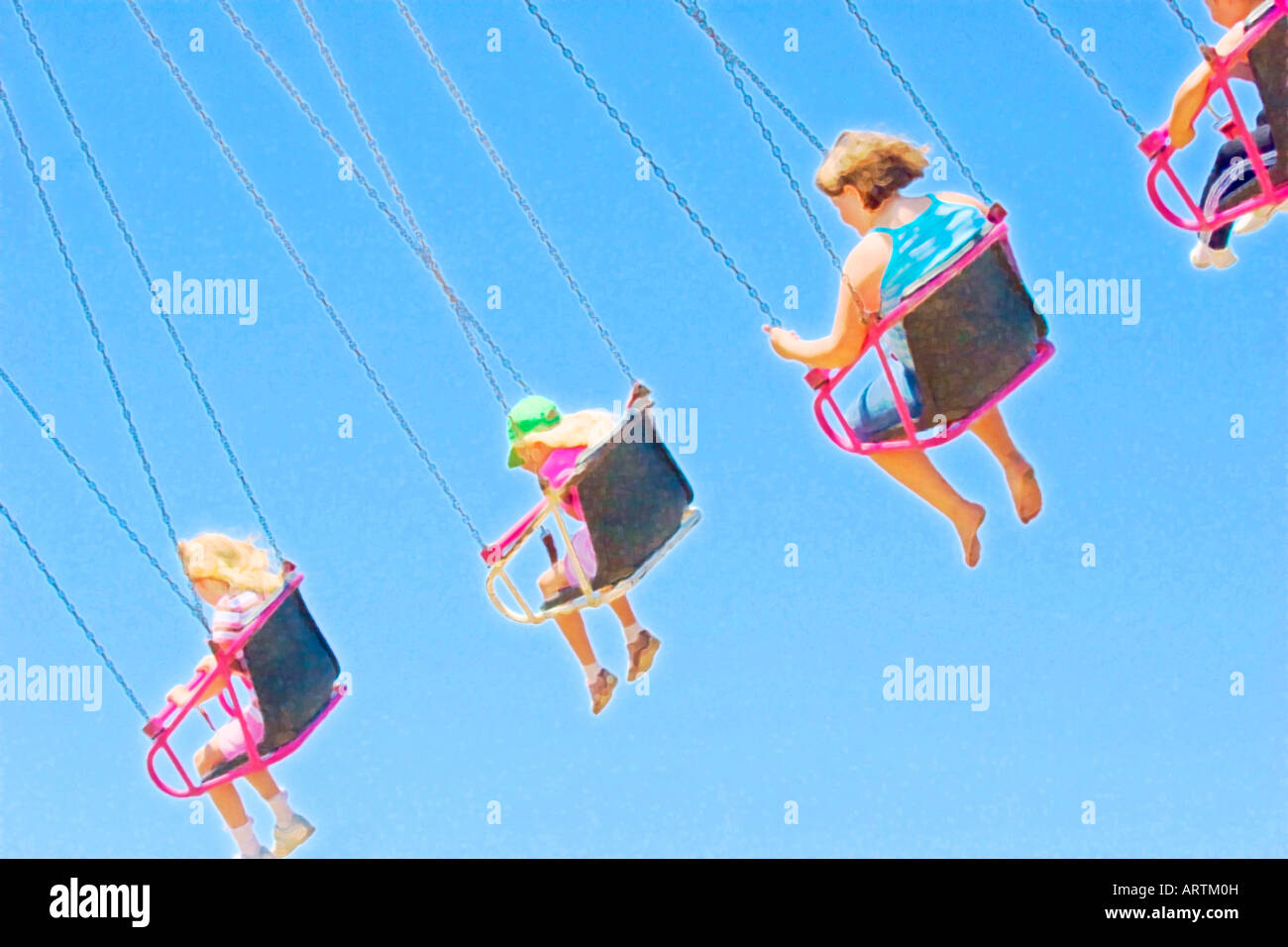 Modificati in modo digitale foto di bambini volare in aria su sedili appesi da catene su una filatura altalene ride Foto Stock