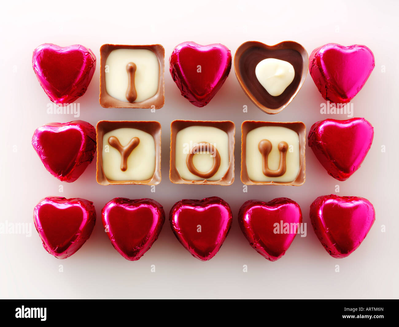 Ti Amo scritto in cioccolatini con il rosso a forma di cuore ad cioccolatini. Foto Stock