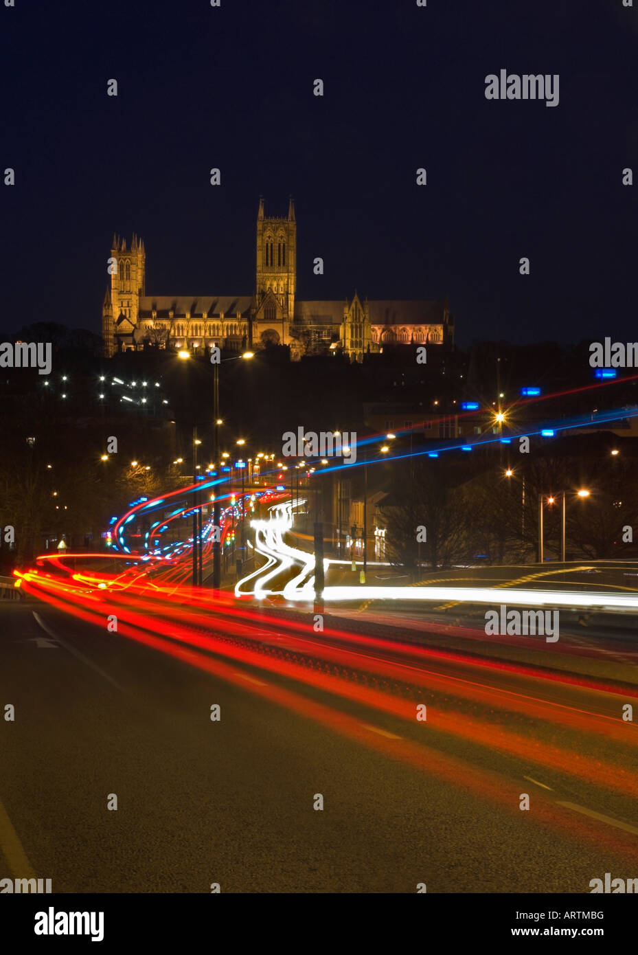 Lincoln night shot, prove di traffico, ambulanza luce blu lampeggiante lungo il tracciato. Lincoln Catherderal in background. Foto Stock