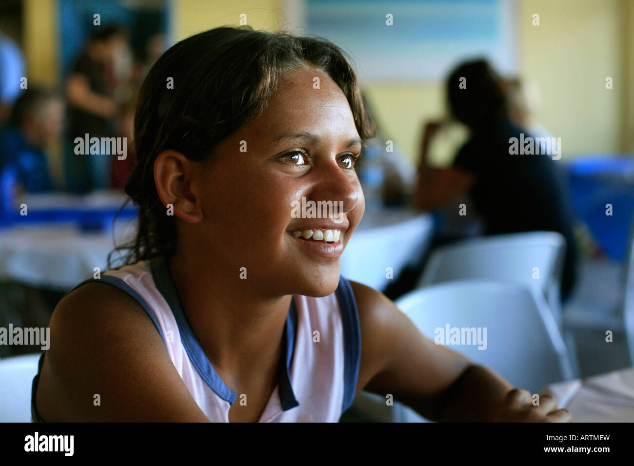 Sorridente aborigeni australiani schoolgirl Foto Stock