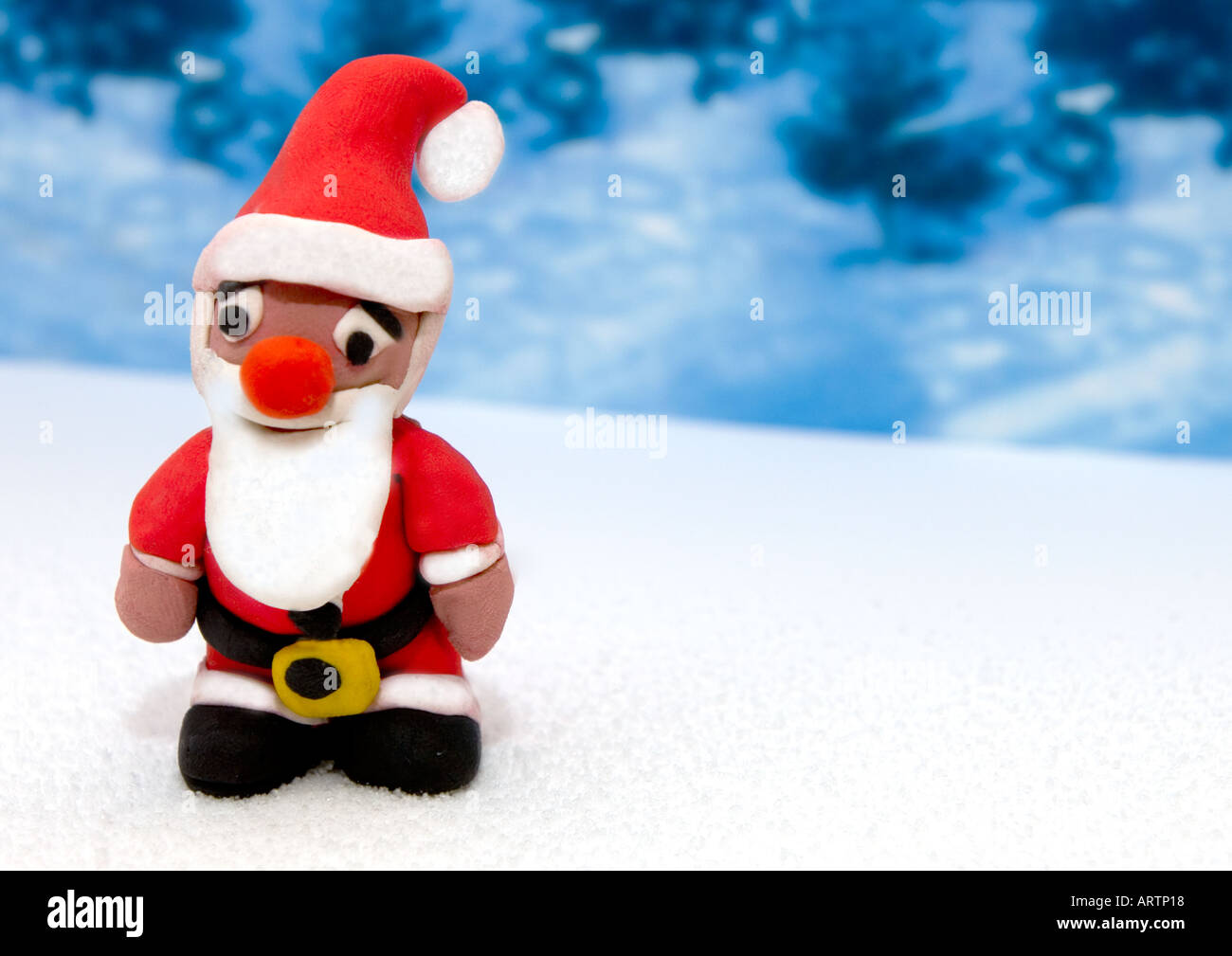 Plastilina childs modelli di Babbo Natale o Babbo Natale in una scena invernale Foto Stock
