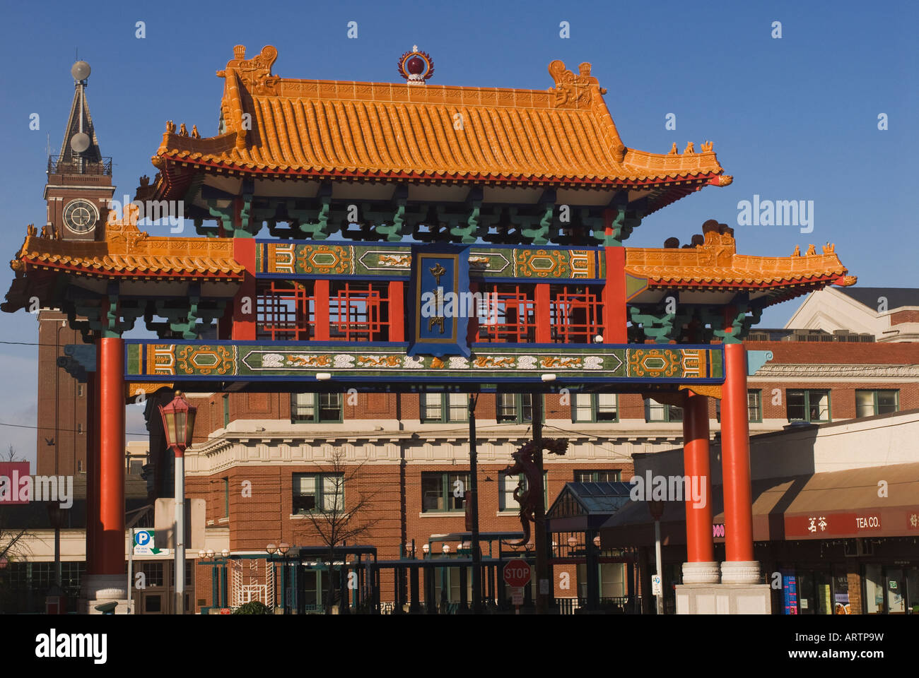 Gate cinesi all'entrata di Seattle Chinatown a Seattle nello Stato di Washington STATI UNITI D'AMERICA Foto Stock