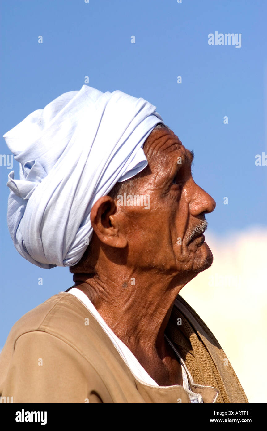 Ritratto di uomo egiziano con turbante o testa sciarpa in Alessandria  d'Egitto Foto stock - Alamy