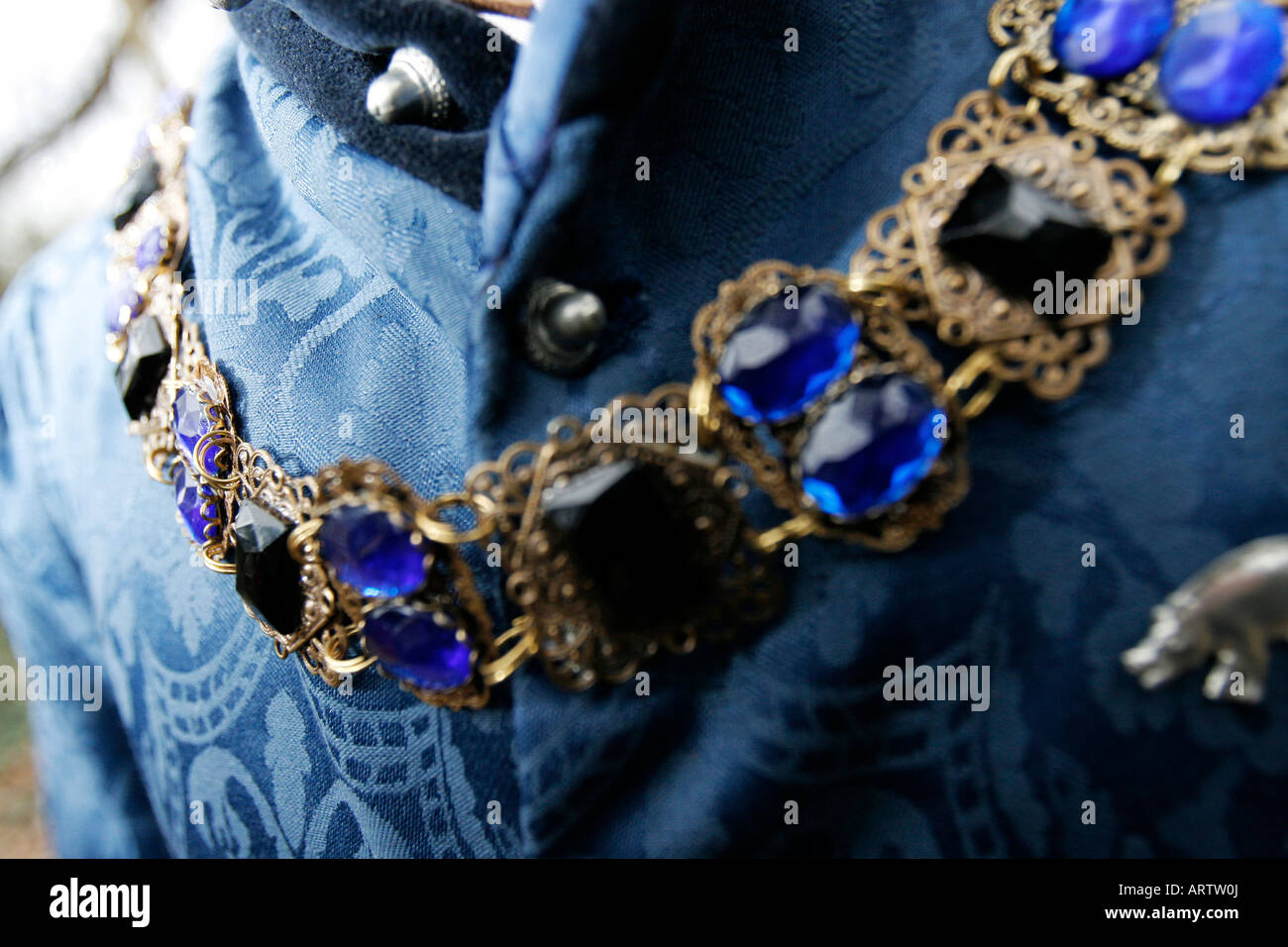 Una replica della catena usurata da Richard III in una sua unica superstite ritratti come parte di una rievocazione medievale Foto Stock