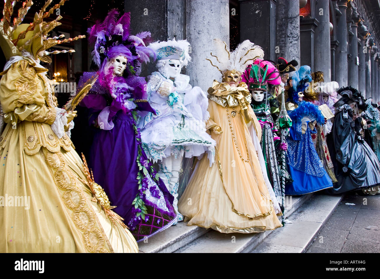 Un gruppo di più persone vestite con costumi di Carnevale e maschere  schierate in Piazza San Marco il Carnevale di Venezia Veneto Italia Foto  stock - Alamy