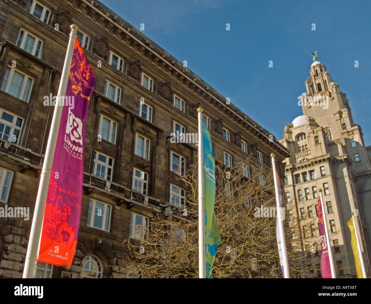La Cunard Building, il Royal Liver Building, Liverpool e Capitale Europea della Cultura 2008 banner. Foto Stock