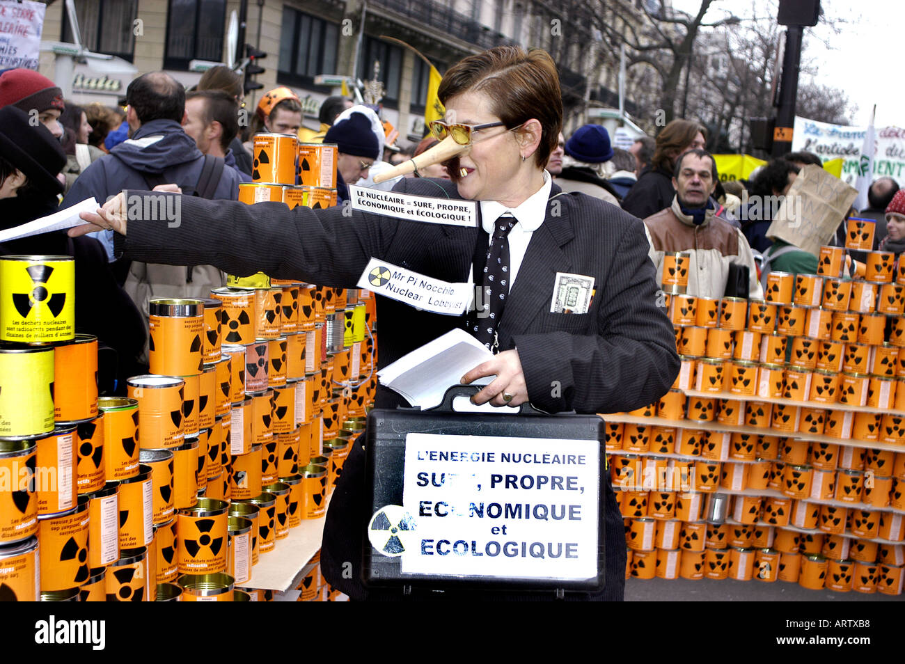 Parigi Francia, ONG internazionali, Anti Nucleare di dimostrazione con donna vestito come Pinocchio tenendo premuto segno di protesta contro i rifiuti nucleari, Foto Stock