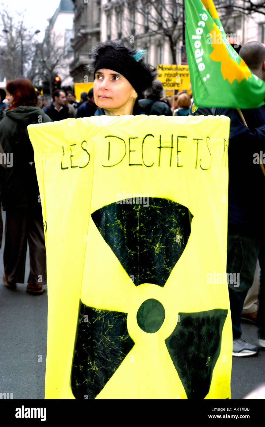 Parigi Francia, Anti Nucleare di dimostrazione con donna Holding firmano per protestare contro il "rifiuti nucleari' 'EPR reattore nucleare" Foto Stock