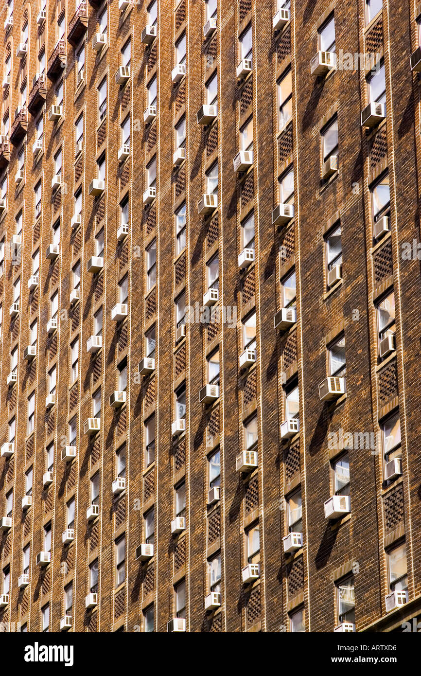 Finestra portatile le unità aria condizionata su edificio in NYC New York City NY Foto Stock