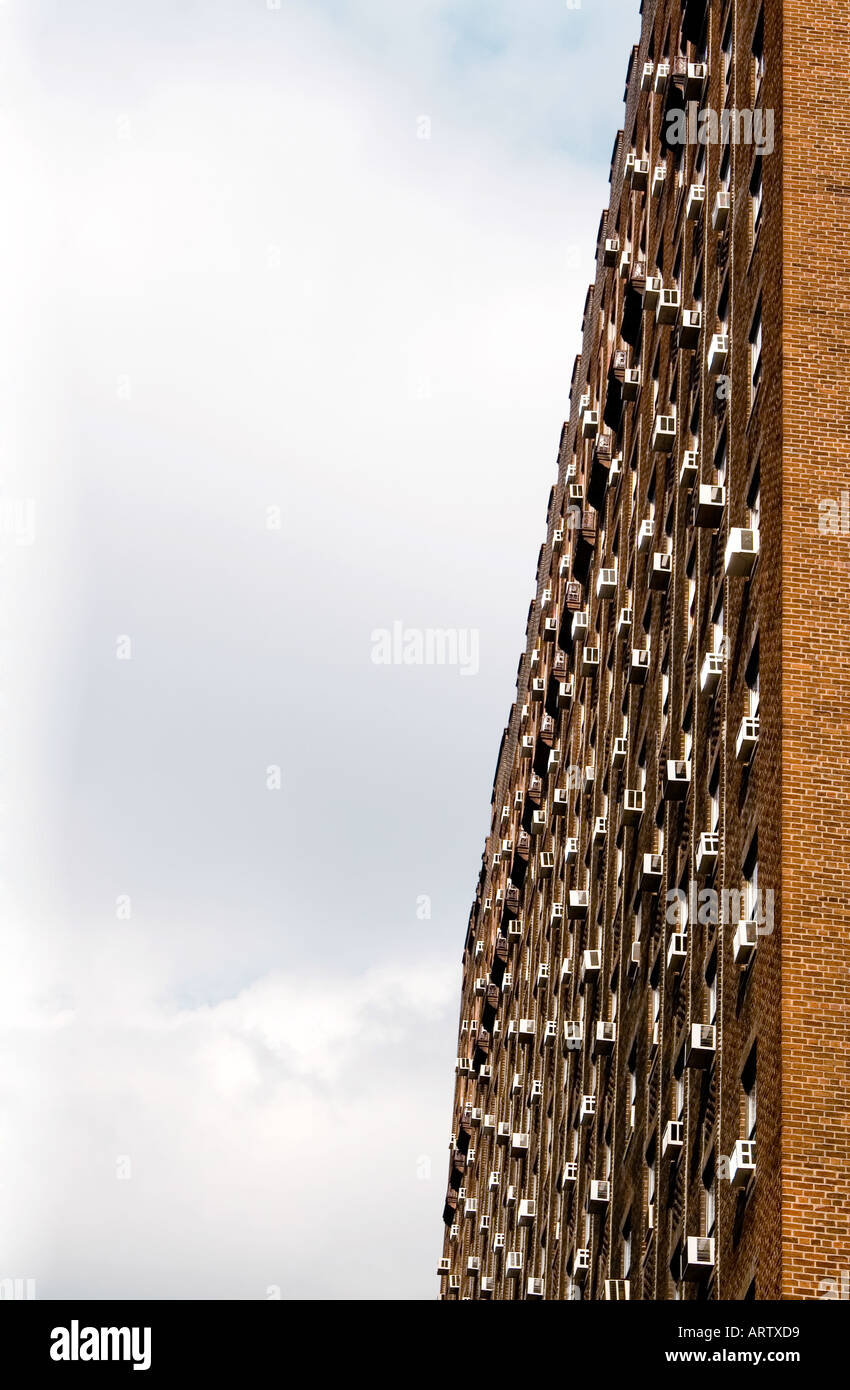 Finestra portatile le unità aria condizionata su edificio in NYC New York City NY Foto Stock