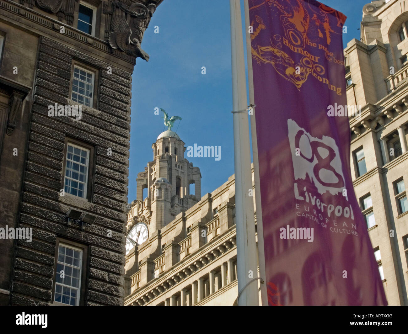 Il Royal Liver Building, Liverpool e Capitale Europea della Cultura 2008 banner. Foto Stock