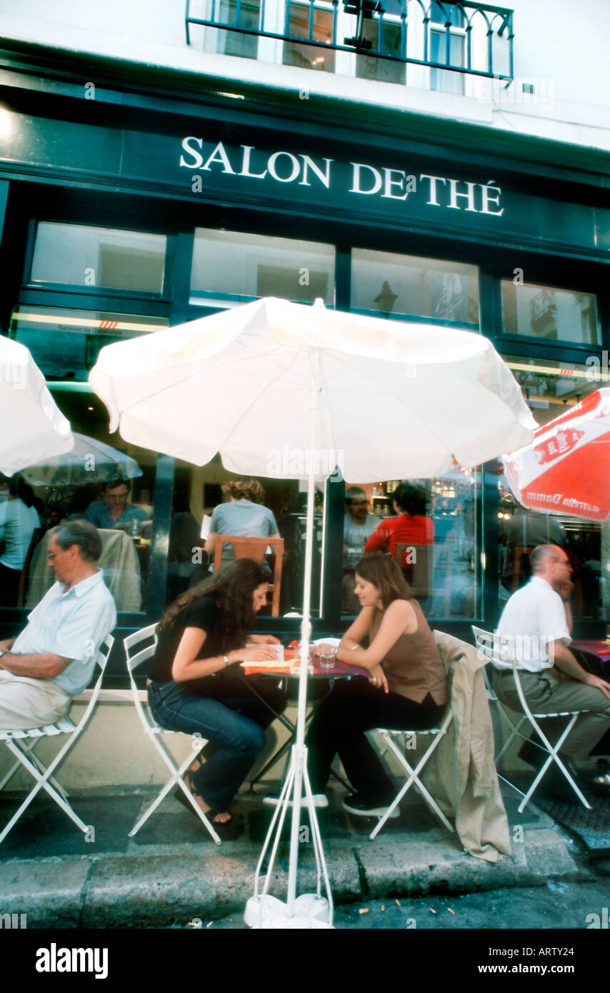 Parigi Francia, Teens che condividono i pasti in spagnolo Ristorante e Sala da tè, Parigino Café Sidewalk Terrace, donne che chiacchierano caffè Foto Stock