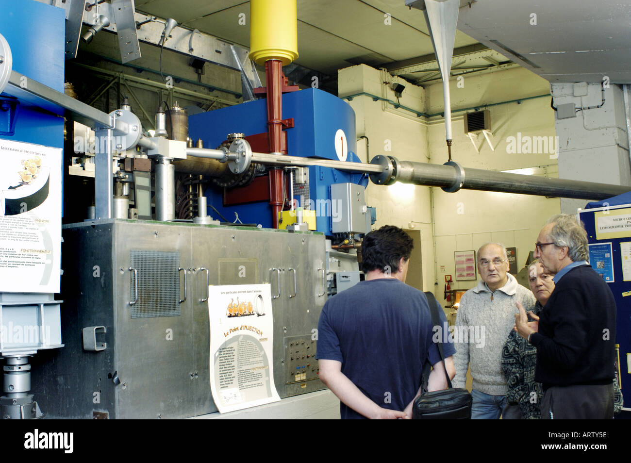 Le persone che visitano in Scienza Lab all' Università di Parigi' Sud, Orsay, Francia. 'Synchrotron Electro Magnetic atomo di anello di collisione' Foto Stock