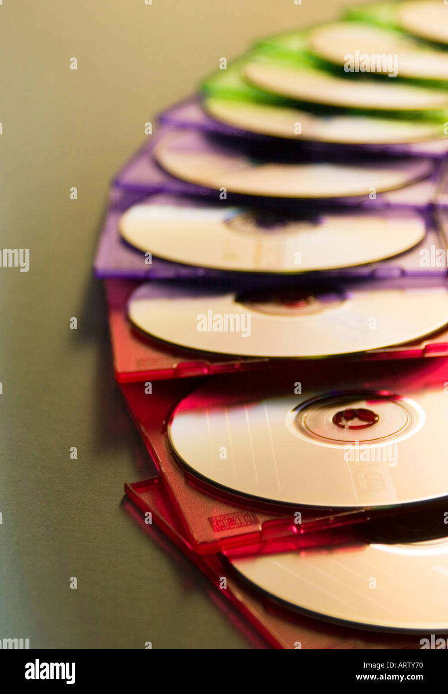 Vivace collezione di CD che presenta uno spettro di colori, rappresentando diversi generi musicali negli Stati Uniti. Foto Stock