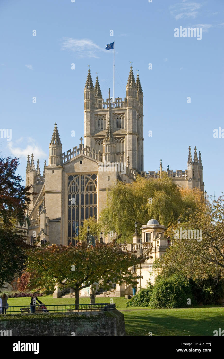 Una fotografia in verticale della Abbazia di Bath in autunno Foto Stock