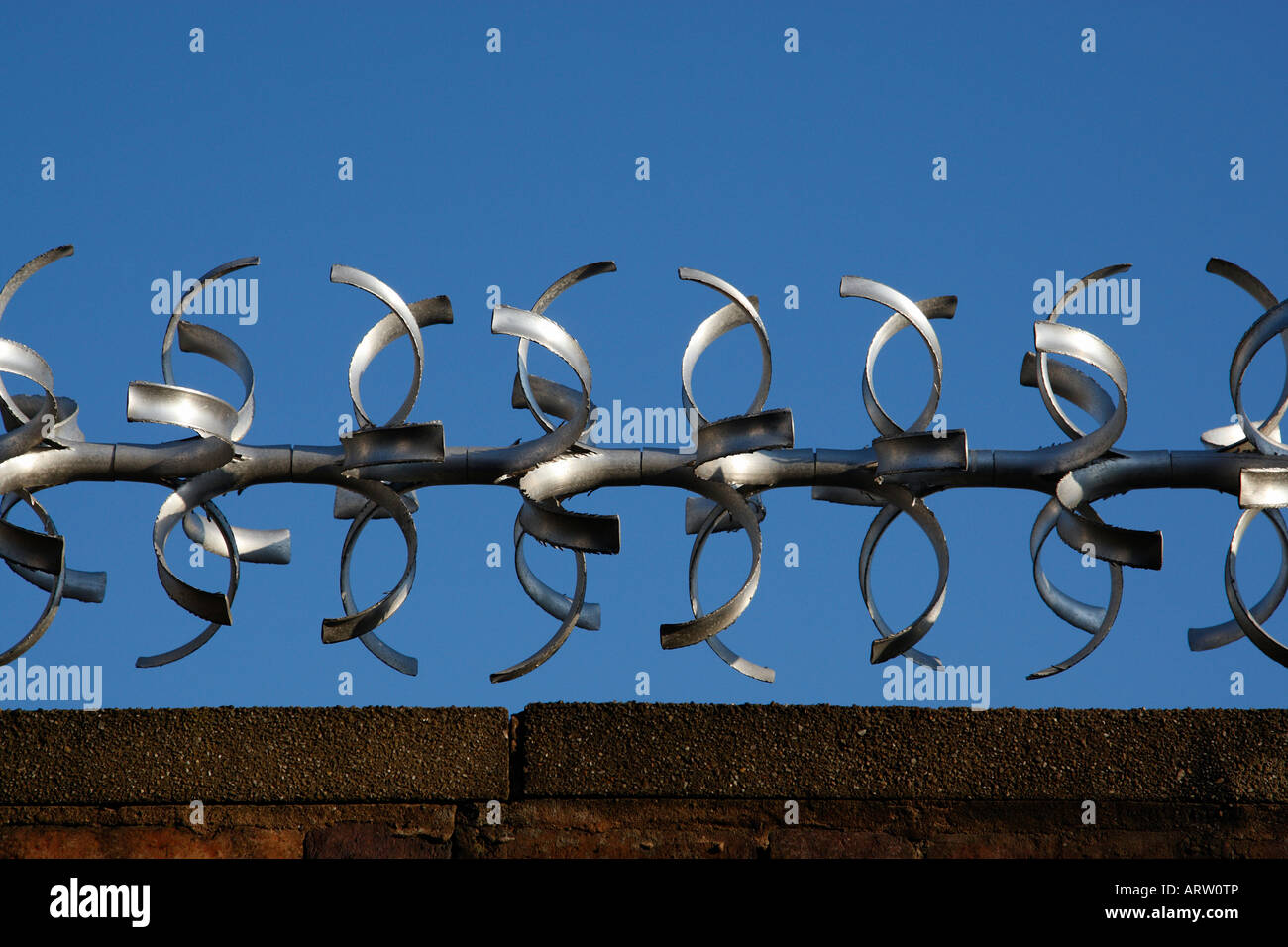 Metallo barriera di sicurezza sulla sommità di un muro di mattoni Birmingham Regno Unito Foto Stock