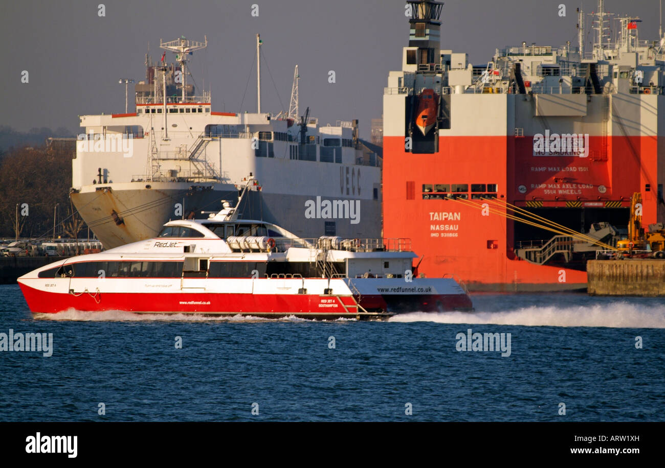 Porto di Southampton acqua Jet rosso 4 Ferry Foto Stock