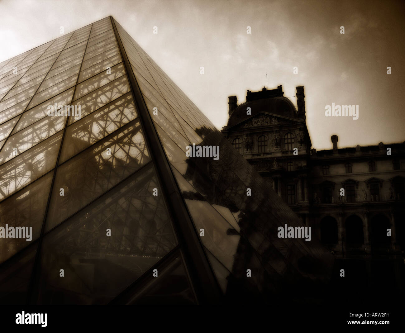 Louvre Pyramide presso il Museo del Louvre - Palais Royal. Parigi. Francia Foto Stock