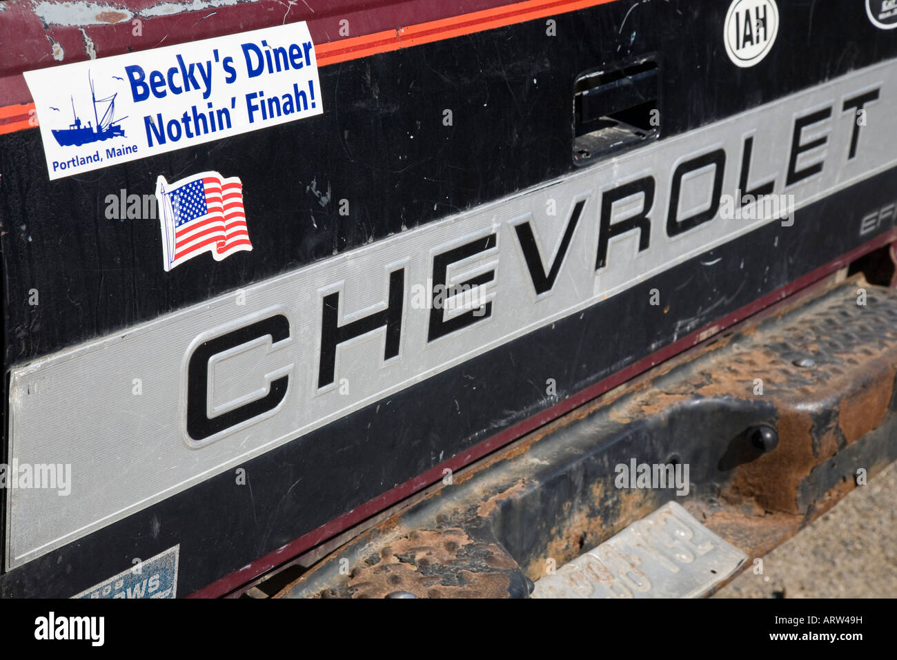 Un paraurti adesivo con ortografia nel Maine volgare adorna il portellone posteriore di una Chevrolet halfton carrello a Isle au Haut, Maine, Stati Uniti d'America. Foto Stock