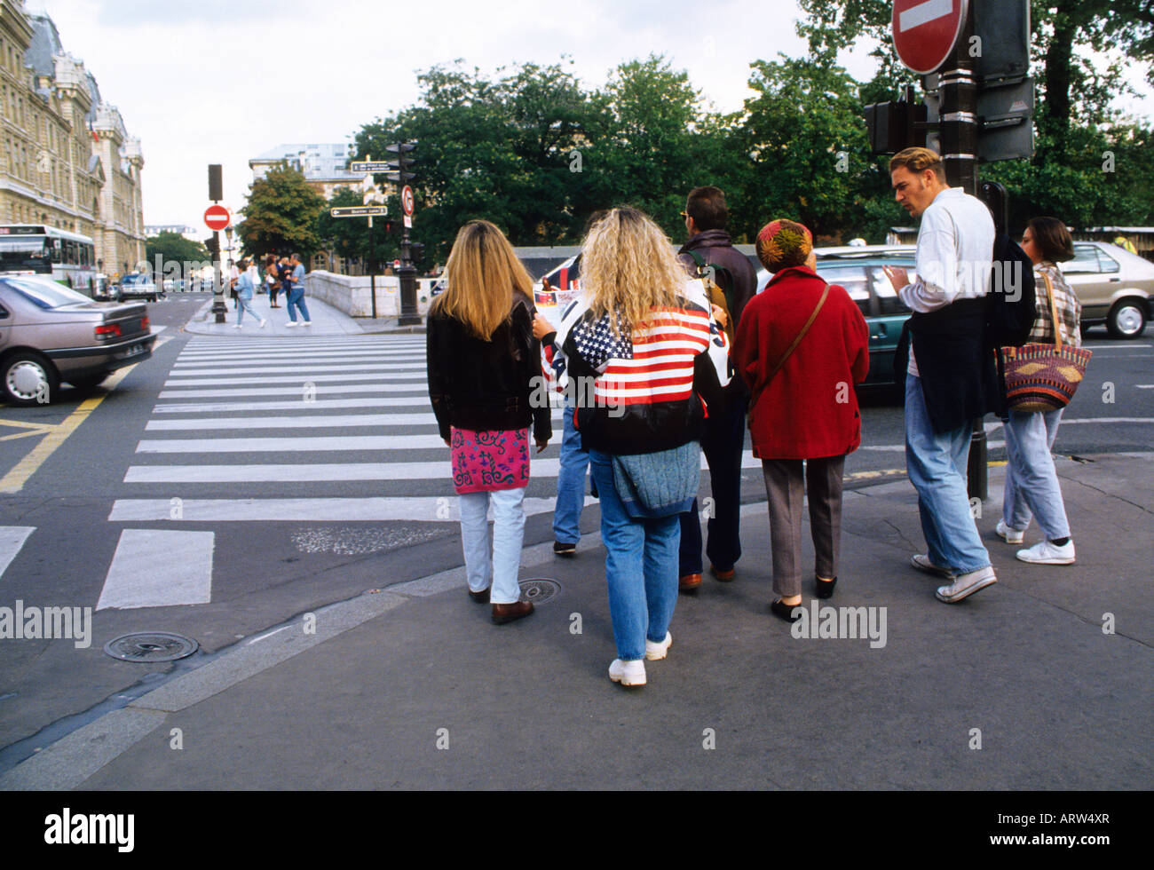 Parigi famiglia di turisti americani che attraversano la strada. Francia Foto Stock