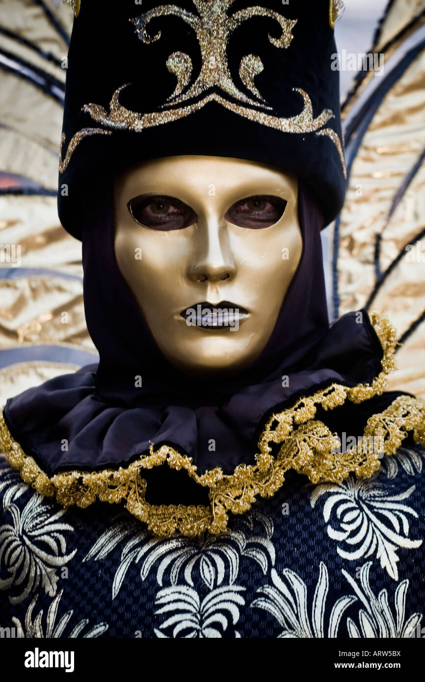 Ritratto di un uomo vestito in costume di carnevale e oro maschera Carnevale  di Venezia Veneto Italia Foto stock - Alamy