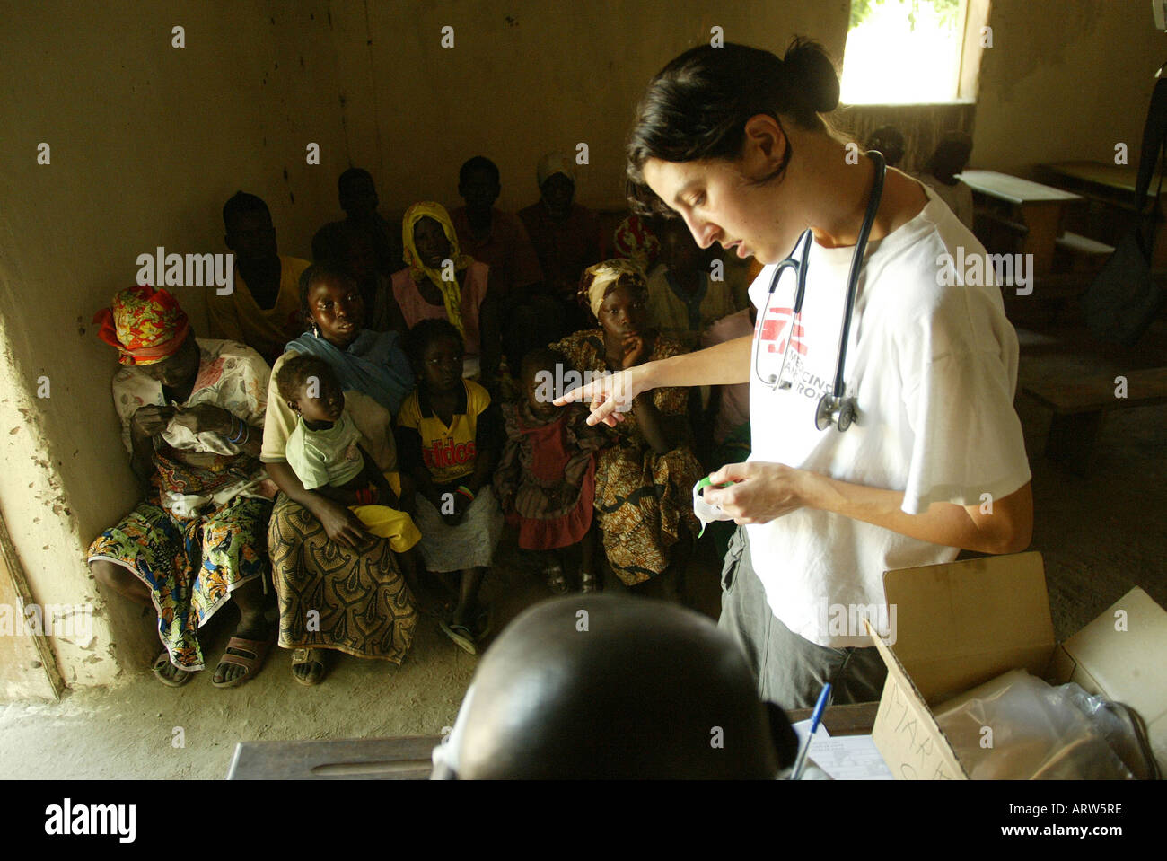 Medicins sans frontieres e UNHCR aiutare i rifugiati dal car nei campi profughi in Ciad Foto Stock