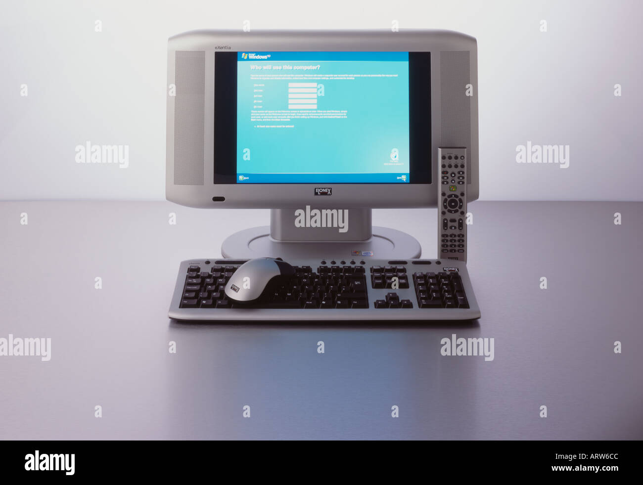 Schermo, la tastiera e il mouse del computer e gli altoparlanti. Foto Stock