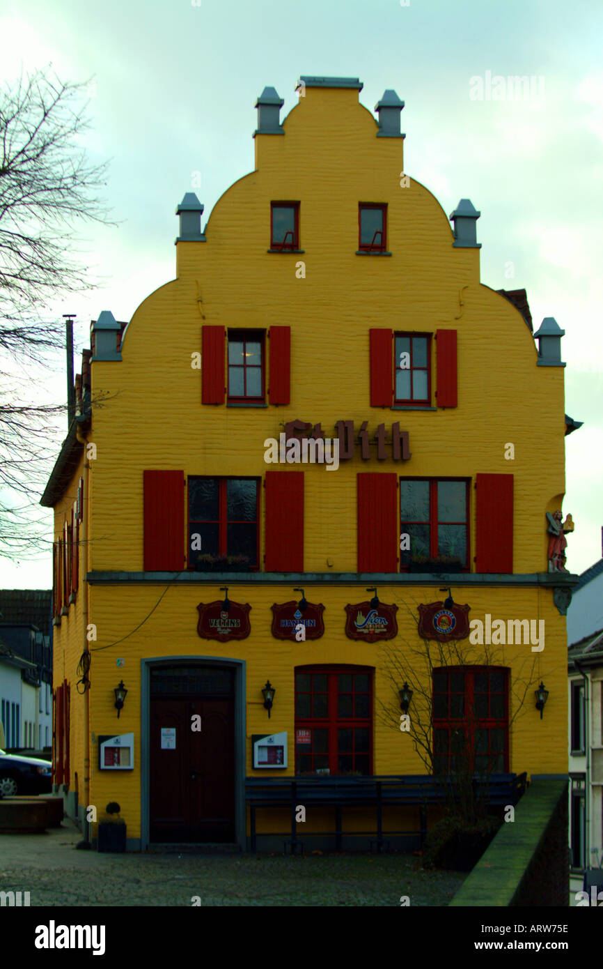Monchengladbach st vith edificio giallo Foto Stock