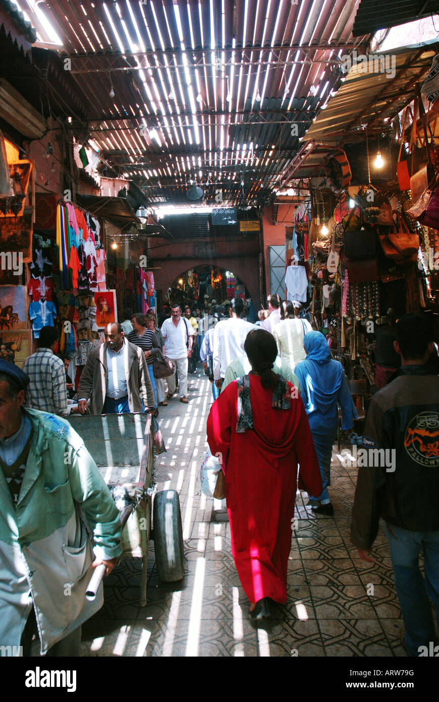 Marrakech marocco Souk Woman in Red folla Foto Stock