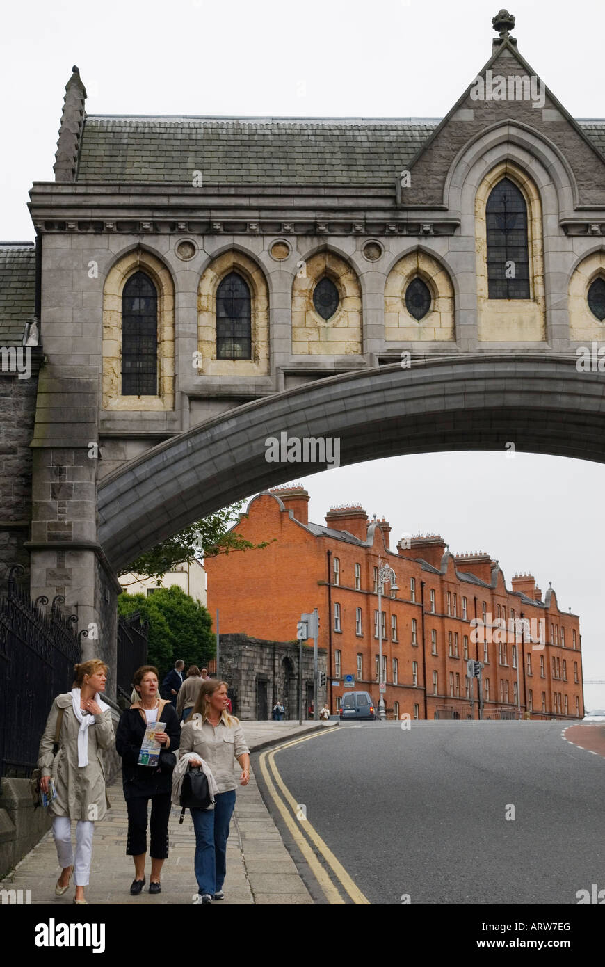 I turisti a piedi sotto il tetto coperto ponte di collegamento tra la cattedrale di Christ Church e Sinodo House dove i vescovi utilizzato per soddisfare a Dublino, Irlanda Foto Stock