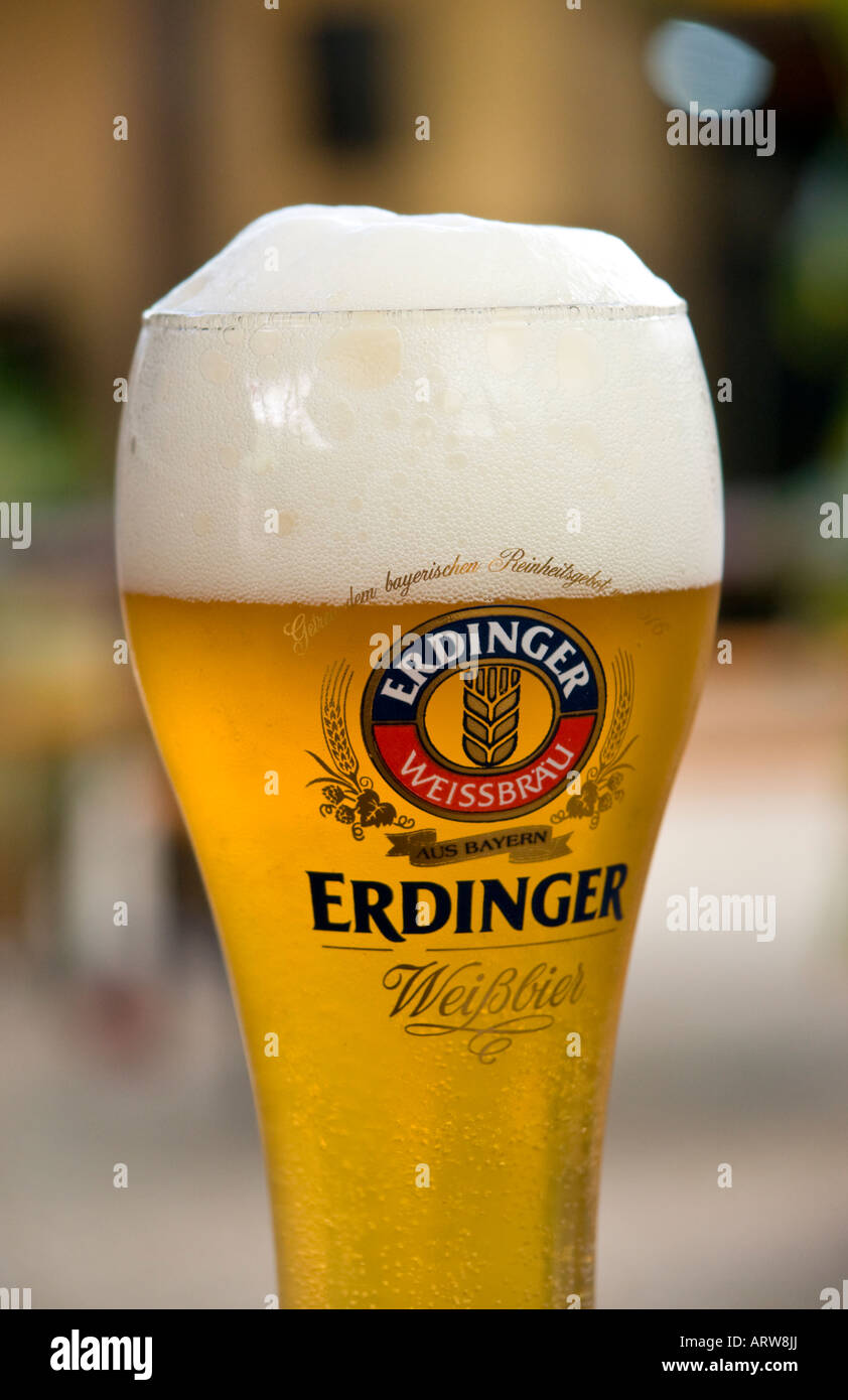 Bicchiere di Erdinger weissbrau tedesco birra di frumento (weissbier) con  testa piena Foto stock - Alamy