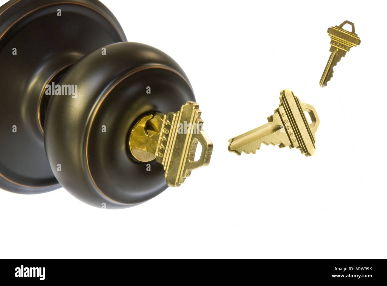 Flusso di chiavi in un nuovo masaneta keyhole rappresenta questo acquisti immobiliari e di qualsiasi relativo home tema di vendita Foto Stock