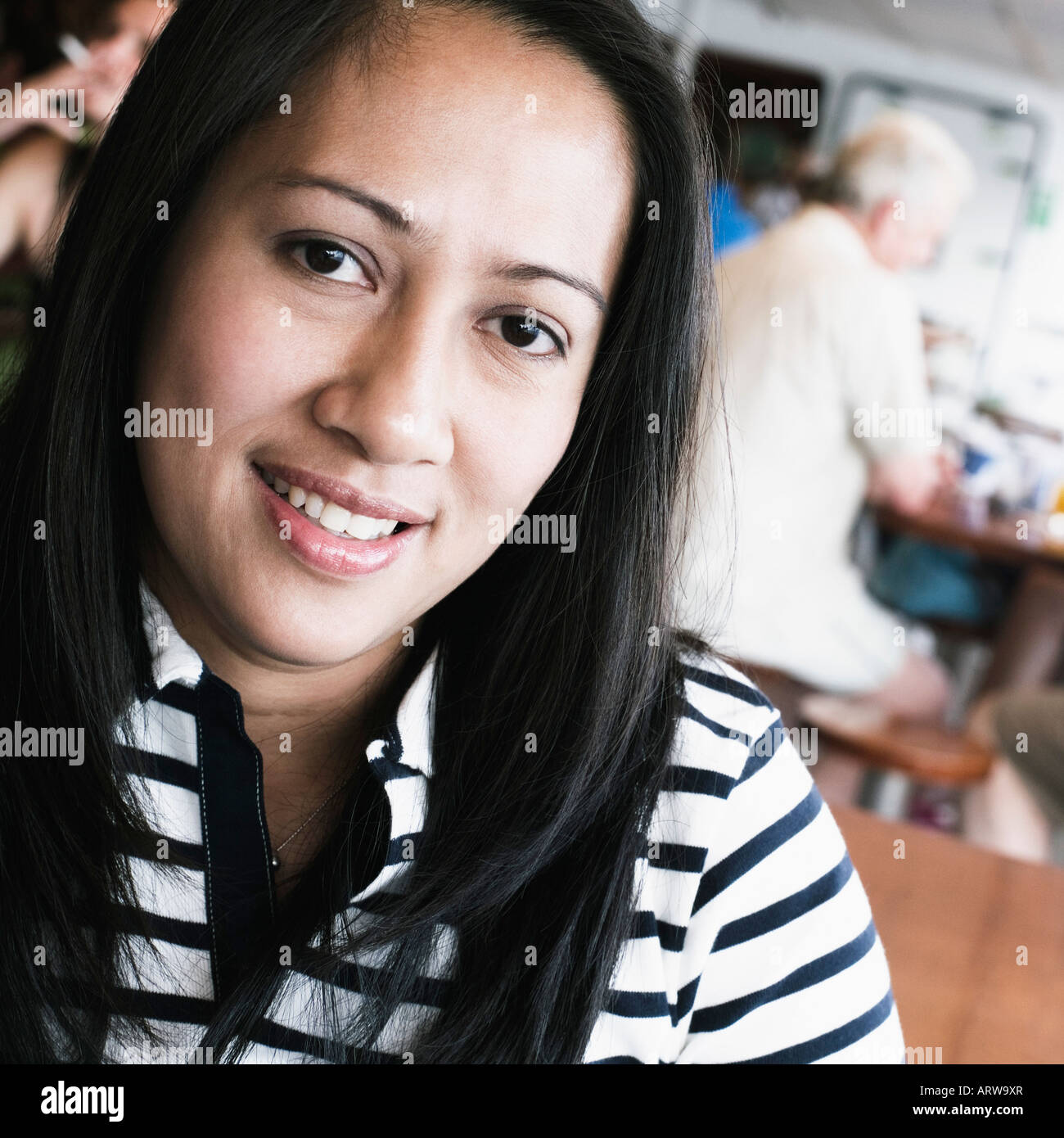 Ritratto di una giovane donna sorridente Foto Stock