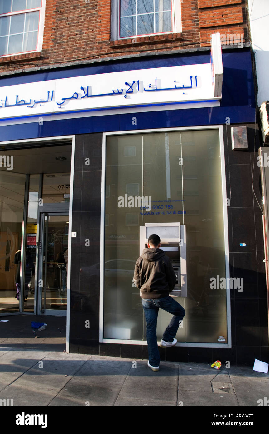 Londra REGNO UNITO Febbraio 2008 uomo prelevare denaro dal bancomat al di fuori della Banca Islamica Whitechapel Road Foto Stock