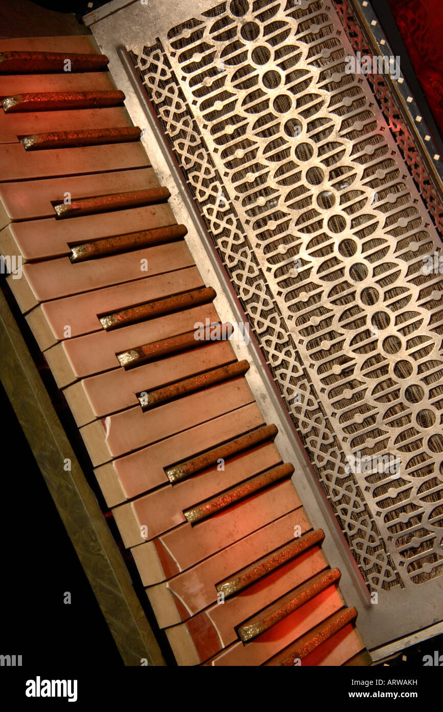 Una vecchia fisarmonica rotto tastiera. Foto Stock