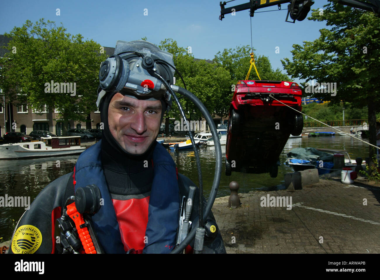 Servizi di emergenza il sollevamento auto da canal Foto Stock