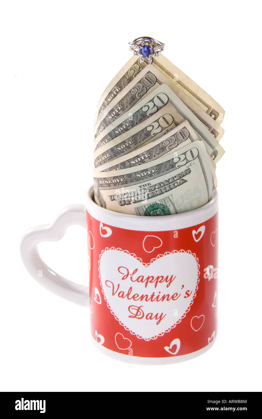 Una tazza di San Valentino con contanti e una corona diamantata simboleggia la natura monetaria del giorno di san valentino Foto Stock