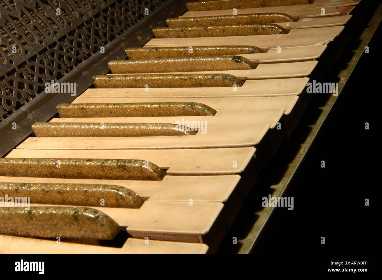 Una vecchia fisarmonica rotto tastiera. Foto Stock
