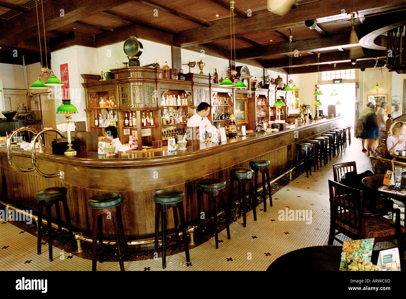 La barra lunga nel famoso Raffles Hotel di Singapore dove il Singapore Sling cocktail è stato inventato Foto Stock